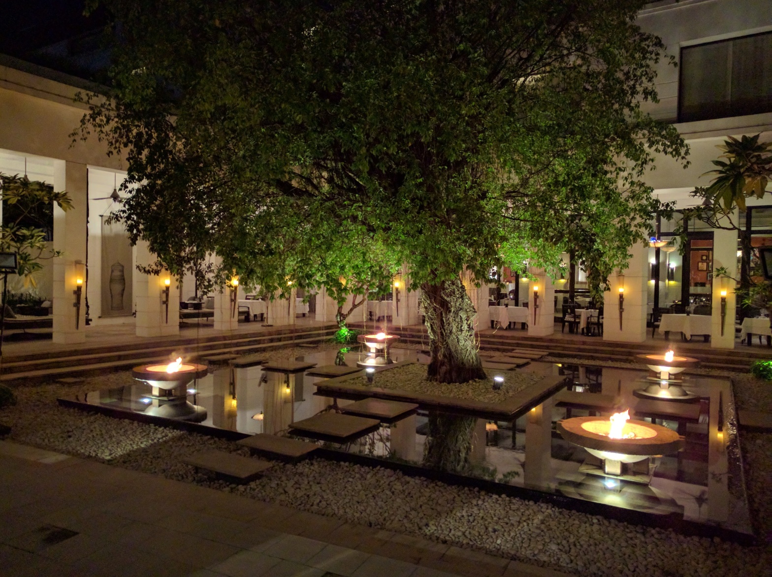 Park Hyatt Siem Reap: view of the courtyard and bar/restaurant area at night